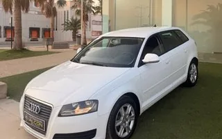 Audi A3 Sportback 1.6 TDI 105 CV blanco en vista frontal tres cuartos