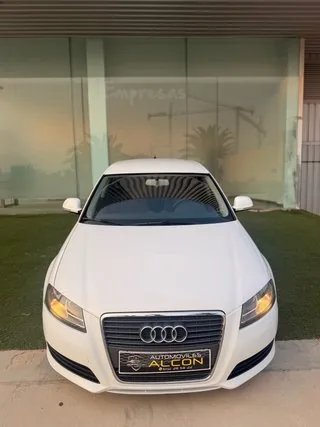 Frontal del Audi A3 Sportback 1.6 TDI 105 CV blanco