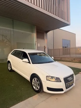 Lateral delantero del Audi A3 Sportback 1.6 TDI 105 CV blanco