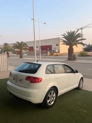 Trasera tres cuartos del Audi A3 Sportback 1.6 TDI 105 CV blanco