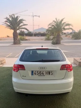 Vista trasera del Audi A3 Sportback 1.6 TDI 105 CV blanco