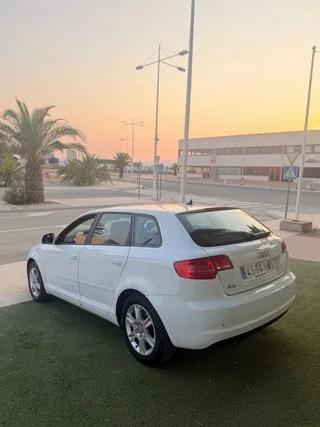 Lateral trasero del Audi A3 Sportback 1.6 TDI 105 CV blanco