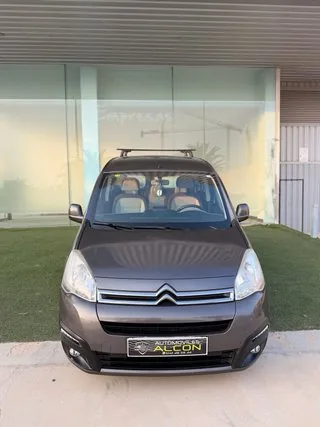 Frontal del Citroën Berlingo Multispace 1.6 BlueHDi 20 Aniversario marrón