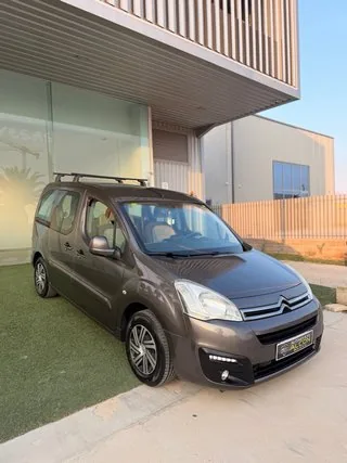 Lateral delantero del Citroën Berlingo Multispace 1.6 BlueHDi 20 Aniversario marrón