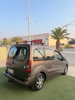 Trasera tres cuartos del Citroën Berlingo Multispace 1.6 BlueHDi 20 Aniversario marrón