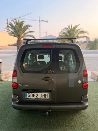 Vista trasera del Citroën Berlingo Multispace 1.6 BlueHDi 20 Aniversario marrón