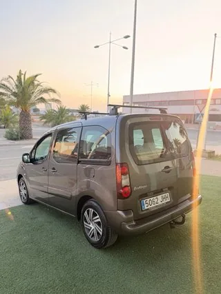 Lateral trasero del Citroën Berlingo Multispace 1.6 BlueHDi 20 Aniversario marrón