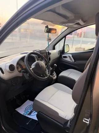 Puesto de conducción del Citroën Berlingo Multispace 1.6 BlueHDi 20 Aniversario