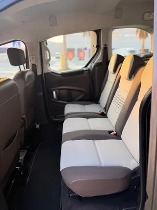 Interior y salpicadero del Citroën Berlingo Multispace 1.6 BlueHDi 20 Aniversario