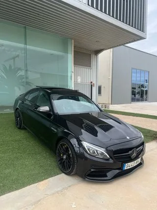 Lateral delantero del Mercedes-Benz Clase C C 63 S AMG 510 CV negro