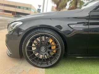 Lateral trasero del Mercedes-Benz Clase C C 63 S AMG 510 CV negro