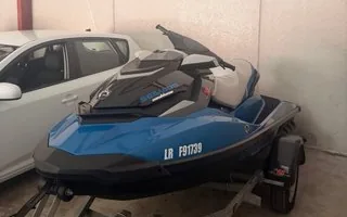 Sea-Doo GTI azul y negro en vista frontal tres cuartos