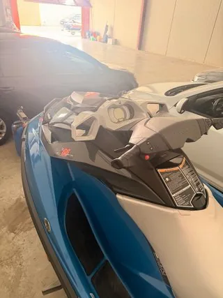Frontal del Sea-Doo GTI azul y negro