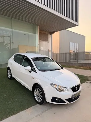 Lateral delantero del SEAT Ibiza 1.6 TDI 105 CV Style blanco