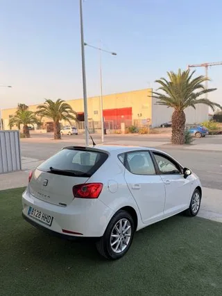 Trasera tres cuartos del SEAT Ibiza 1.6 TDI 105 CV Style blanco
