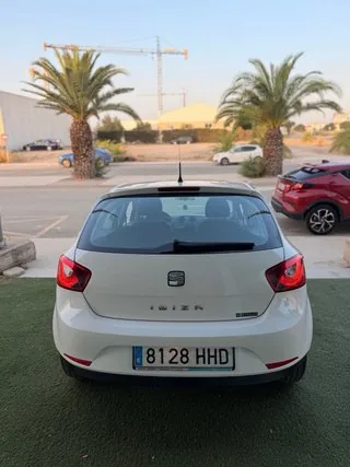 Vista trasera del SEAT Ibiza 1.6 TDI 105 CV Style blanco