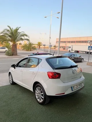 Lateral trasero del SEAT Ibiza 1.6 TDI 105 CV Style blanco