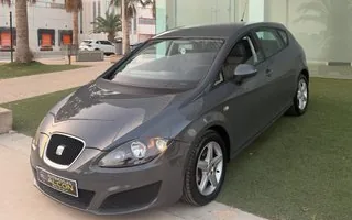 SEAT León 1.4 TSI 125 CV Sport gris nardo en vista frontal tres cuartos