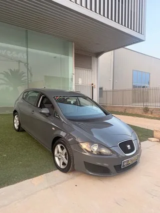 Lateral delantero del SEAT León 1.4 TSI 125 CV Sport gris nardo
