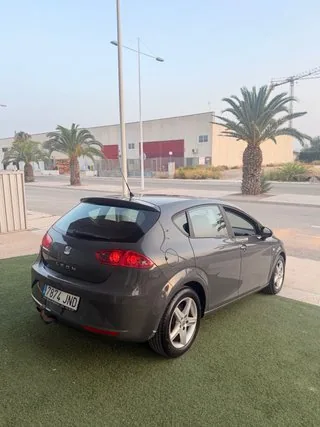 Trasera tres cuartos del SEAT León 1.4 TSI 125 CV Sport gris nardo