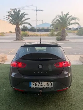 Vista trasera del SEAT León 1.4 TSI 125 CV Sport gris nardo