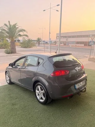 Lateral trasero del SEAT León 1.4 TSI 125 CV Sport gris nardo