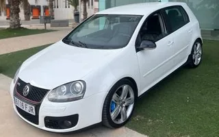 Volkswagen Golf GT 2.0 TDI 170 CV blanco en vista frontal tres cuartos