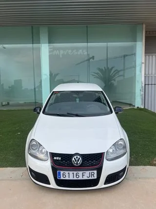 Frontal del Volkswagen Golf GT 2.0 TDI 170 CV blanco