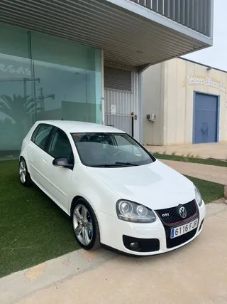 Lateral delantero del Volkswagen Golf GT 2.0 TDI 170 CV blanco