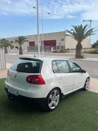Trasera tres cuartos del Volkswagen Golf GT 2.0 TDI 170 CV blanco
