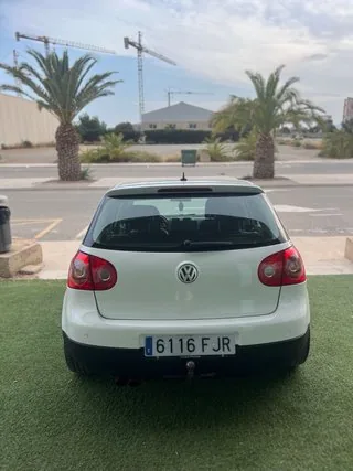 Vista trasera del Volkswagen Golf GT 2.0 TDI 170 CV blanco