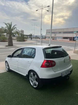 Lateral trasero del Volkswagen Golf GT 2.0 TDI 170 CV blanco