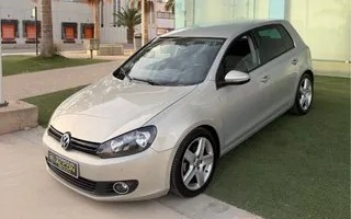 Volkswagen Golf 2.0 TDI 110 CV gris en vista frontal tres cuartos
