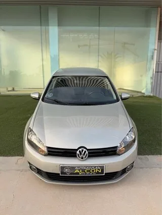 Frontal del Volkswagen Golf 2.0 TDI 110 CV gris