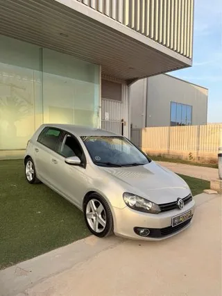 Lateral delantero del Volkswagen Golf 2.0 TDI 110 CV gris