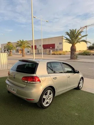 Trasera tres cuartos del Volkswagen Golf 2.0 TDI 110 CV gris