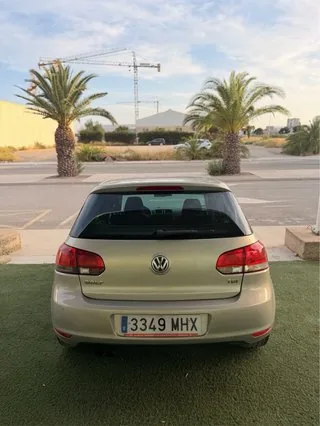 Vista trasera del Volkswagen Golf 2.0 TDI 110 CV gris