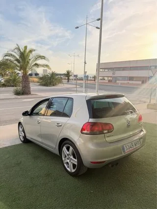 Lateral trasero del Volkswagen Golf 2.0 TDI 110 CV gris