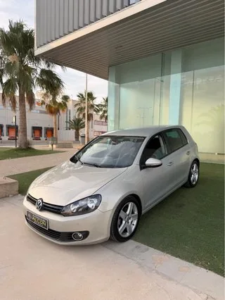 Exterior del Volkswagen Golf 2.0 TDI 110 CV gris