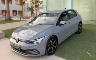 Volkswagen Golf 2.0 TDI 150 CV Life gris en vista frontal tres cuartos