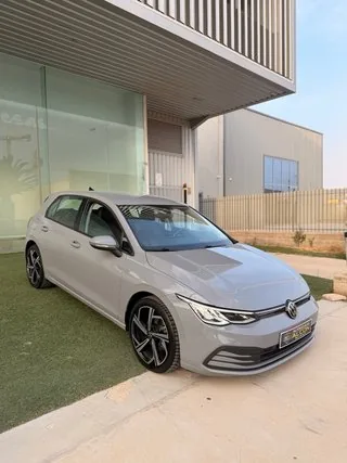 Lateral delantero del Volkswagen Golf 2.0 TDI 150 CV Life gris