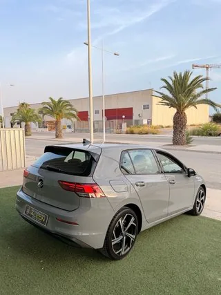 Trasera tres cuartos del Volkswagen Golf 2.0 TDI 150 CV Life gris