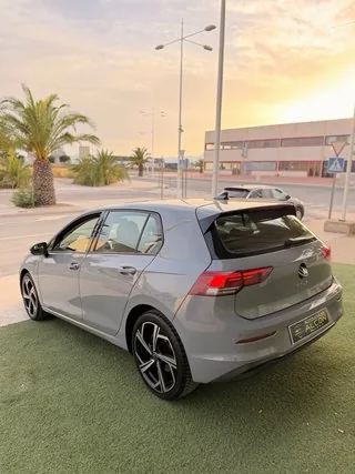 Lateral trasero del Volkswagen Golf 2.0 TDI 150 CV Life gris