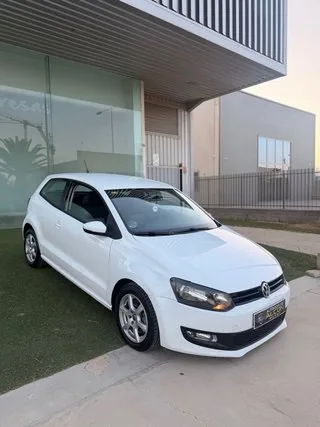 Lateral delantero del Volkswagen Polo 1.6 TDI 105 CV blanco