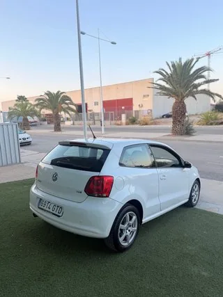 Trasera tres cuartos del Volkswagen Polo 1.6 TDI 105 CV blanco