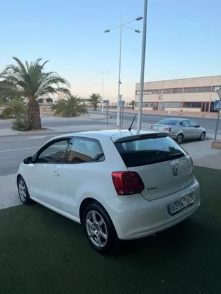 Lateral trasero del Volkswagen Polo 1.6 TDI 105 CV blanco