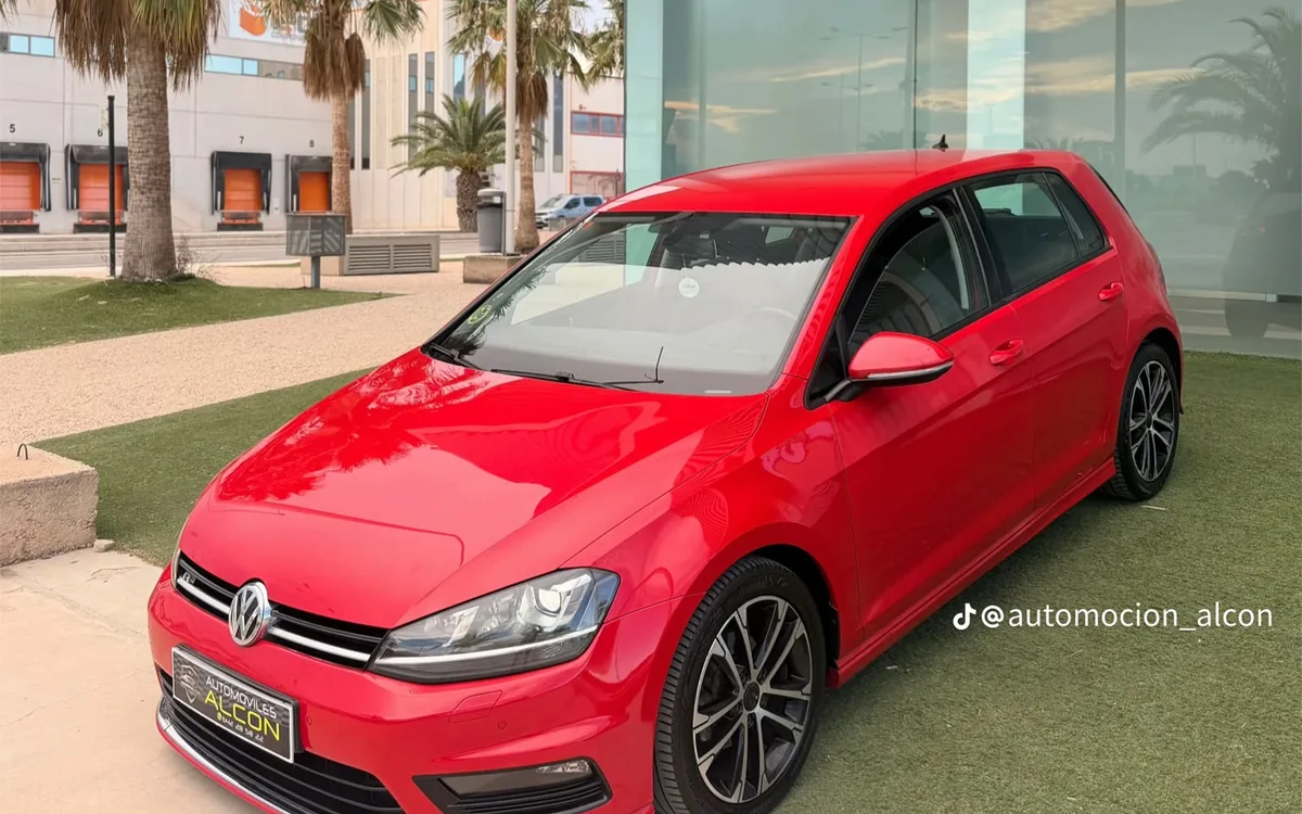 Volkswagen Golf 7 R-Line rojo en vista frontal tres cuartos