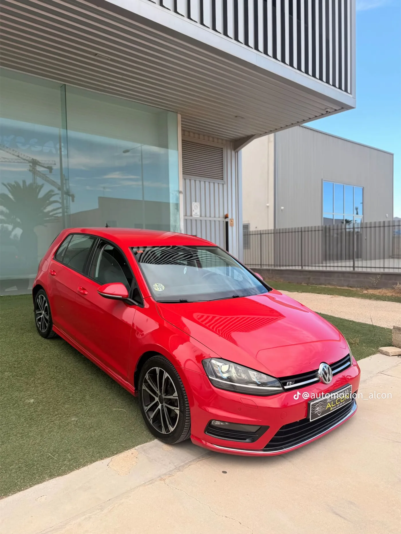 Frontal derecho del Volkswagen Golf 7 R-Line rojo con paragolpes R-Line