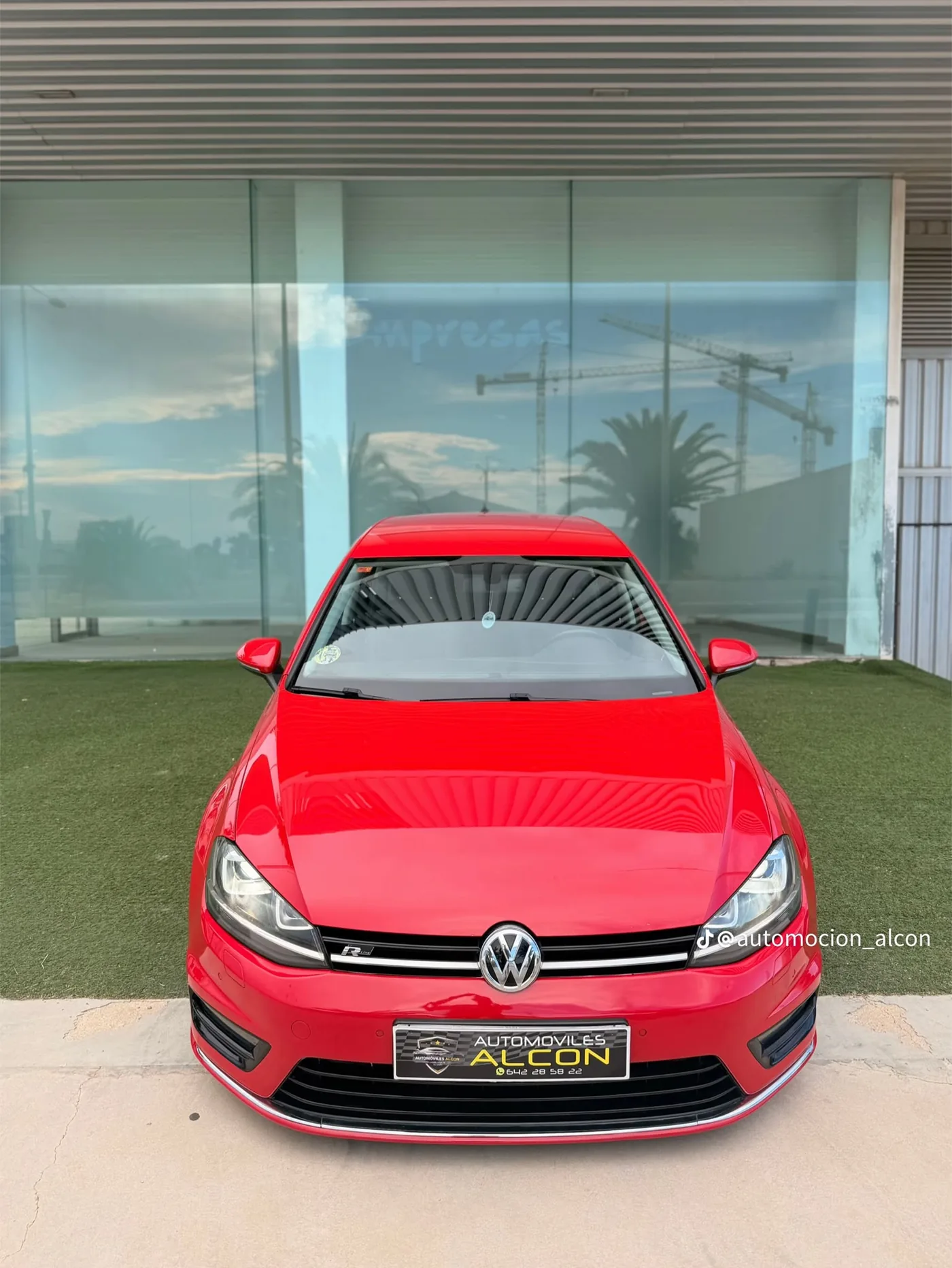 Vista frontal del Volkswagen Golf 7 R-Line rojo con faros de xenón