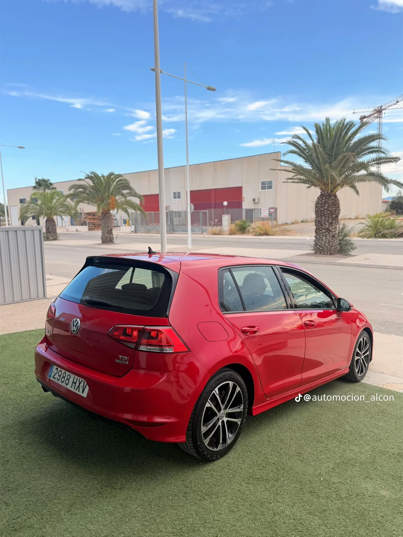Lateral y trasera derecha del Volkswagen Golf 7 R-Line rojo con llantas de aleación